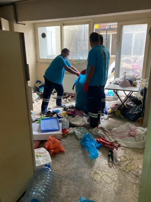 Alzheimer hastası adamın evinden 3 kamyon çöp çıktı