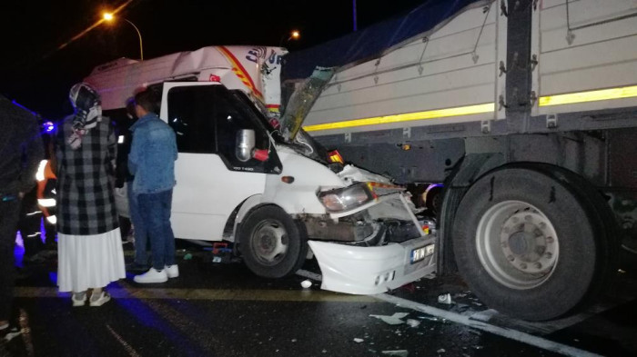 Mevsimlik tarım işçilerini taşıyan minibüs tıra arkadan çarptı: 2’si bebek 17 yaralı