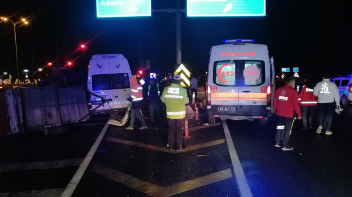 Mevsimlik tarım işçilerini taşıyan minibüs tıra arkadan çarptı: 2’si bebek 17 yaralı