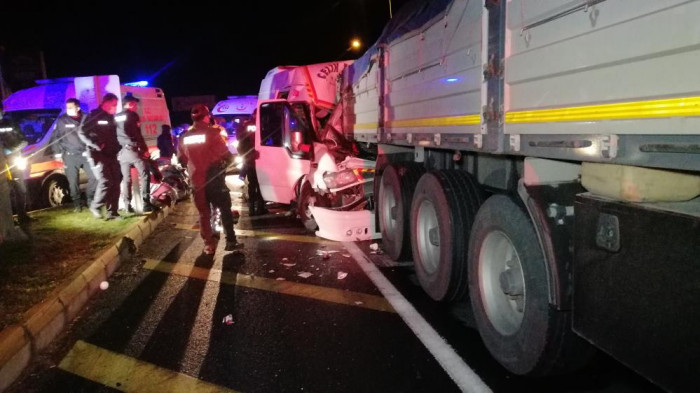 Mevsimlik tarım işçilerini taşıyan minibüs tıra arkadan çarptı: 2’si bebek 17 yaralı