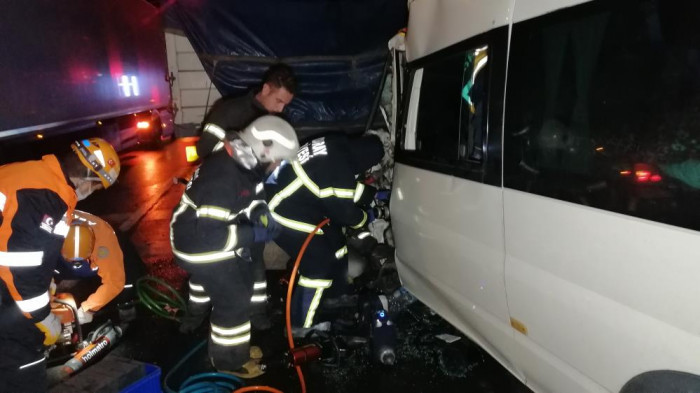 Mevsimlik tarım işçilerini taşıyan minibüs tıra arkadan çarptı: 2’si bebek 17 yaralı