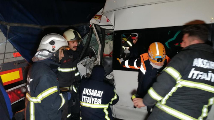 Mevsimlik tarım işçilerini taşıyan minibüs tıra arkadan çarptı: 2’si bebek 17 yaralı