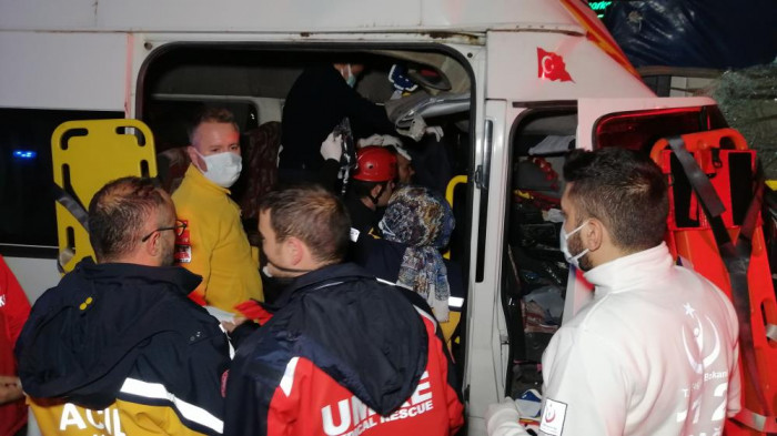 Mevsimlik tarım işçilerini taşıyan minibüs tıra arkadan çarptı: 2’si bebek 17 yaralı