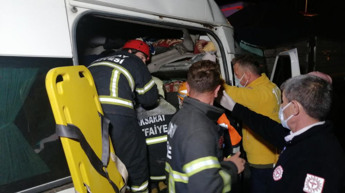 Mevsimlik tarım işçilerini taşıyan minibüs tıra arkadan çarptı: 2’si bebek 17 yaralı
