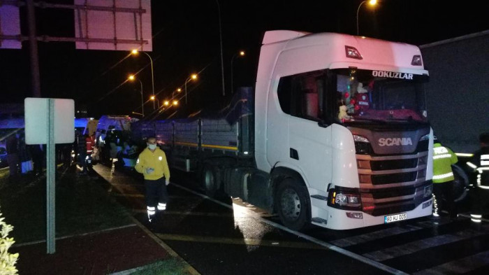 Mevsimlik tarım işçilerini taşıyan minibüs tıra arkadan çarptı: 2’si bebek 17 yaralı