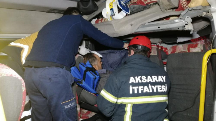 Mevsimlik tarım işçilerini taşıyan minibüs tıra arkadan çarptı: 2’si bebek 17 yaralı