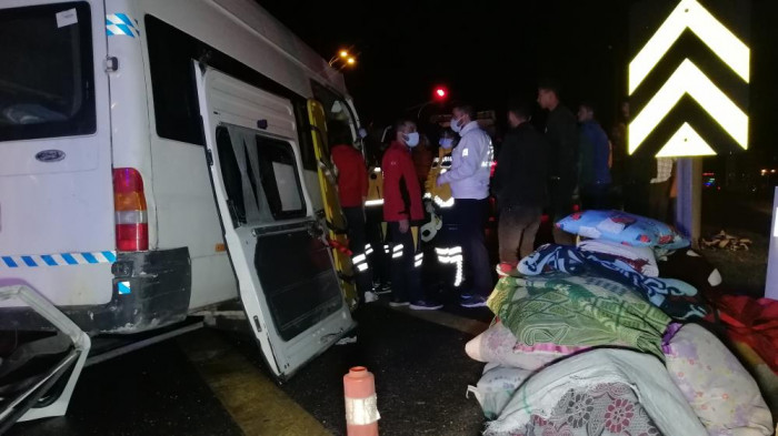 Mevsimlik tarım işçilerini taşıyan minibüs tıra arkadan çarptı: 2’si bebek 17 yaralı
