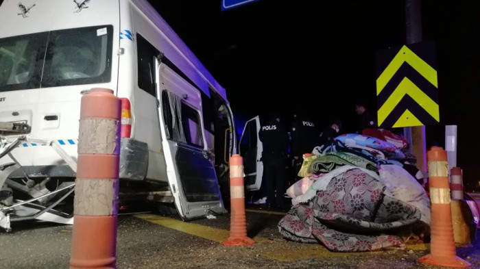 Mevsimlik tarım işçilerini taşıyan minibüs tıra arkadan çarptı: 2’si bebek 17 yaralı