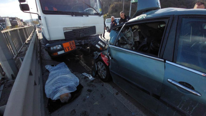 Akaryakıtı biten otomobile akaryakıt tankeri çarptı: 1 ölü, 3 yaralı