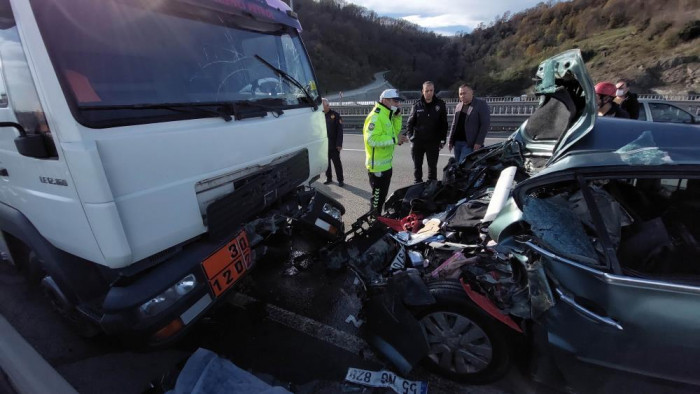 Akaryakıtı biten otomobile akaryakıt tankeri çarptı: 1 ölü, 3 yaralı