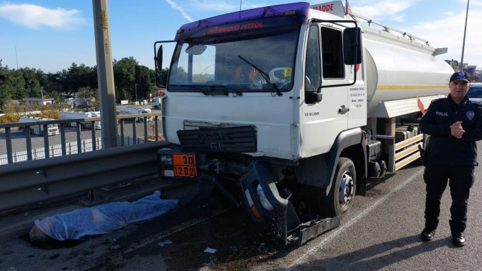 Akaryakıtı biten otomobile akaryakıt tankeri çarptı: 1 ölü, 3 yaralı