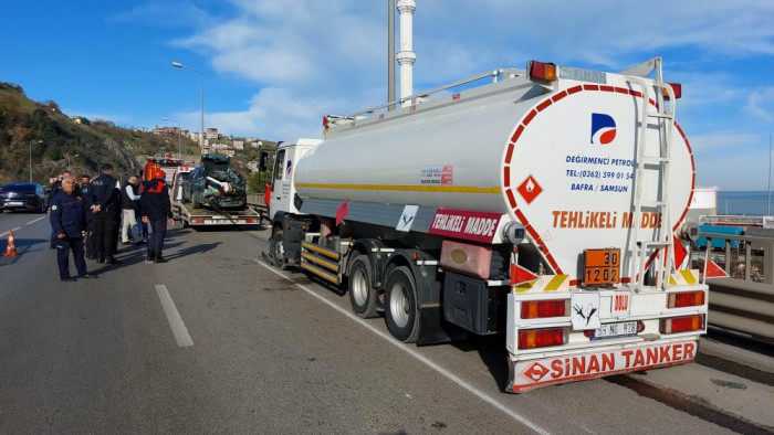 Akaryakıtı biten otomobile akaryakıt tankeri çarptı: 1 ölü, 3 yaralı