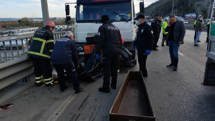 Akaryakıtı biten otomobile akaryakıt tankeri çarptı: 1 ölü, 3 yaralı