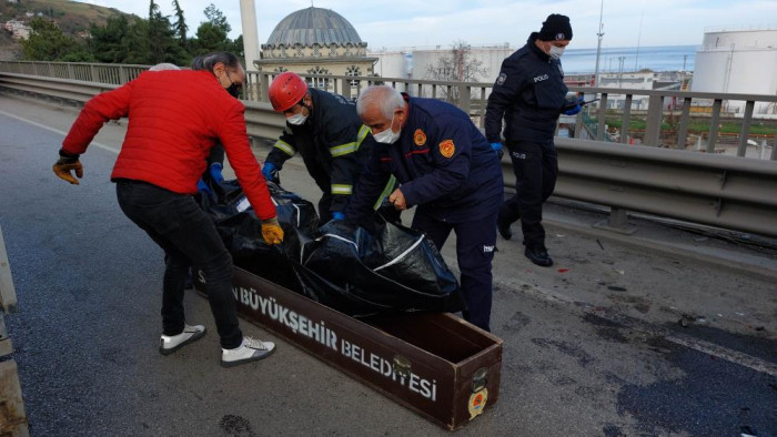 Akaryakıtı biten otomobile akaryakıt tankeri çarptı: 1 ölü, 3 yaralı