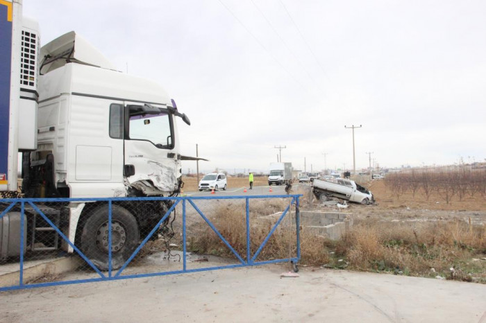 Kamyonet tıra yandan çarptı: 1 ölü, 1 yaralı