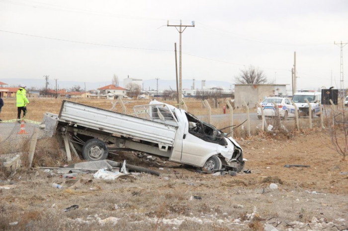 Kamyonet tıra yandan çarptı: 1 ölü, 1 yaralı
