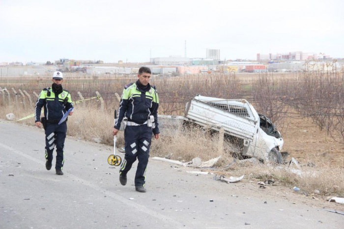 Kamyonet tıra yandan çarptı: 1 ölü, 1 yaralı