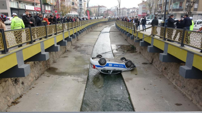 Tokat’ta trafik polisi aracı dereye uçtu: 1 yaralı
