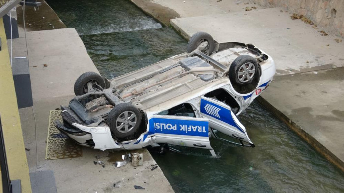 Tokat’ta trafik polisi aracı dereye uçtu: 1 yaralı