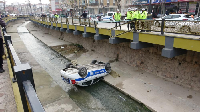 Tokat’ta trafik polisi aracı dereye uçtu: 1 yaralı