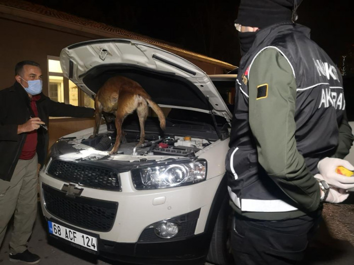 Dur ihtarına uymayıp eroini camdan atıp kaçtı, kovalamacayla yakalandı