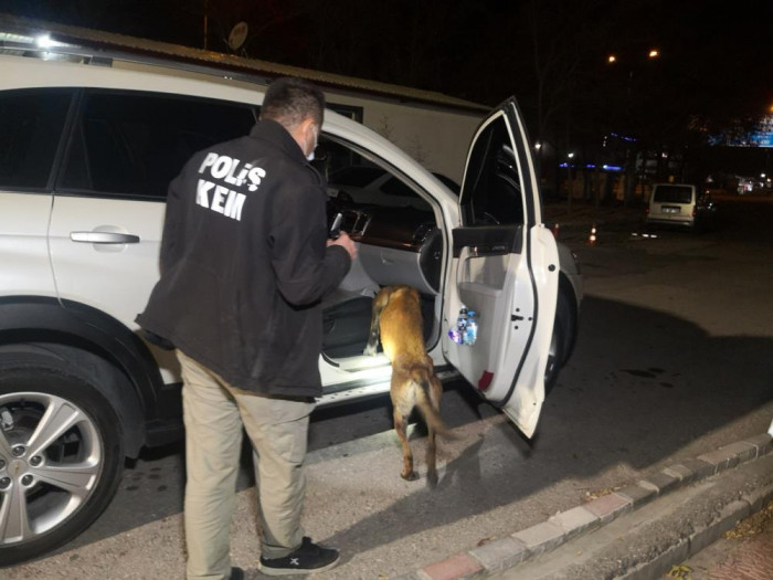 Dur ihtarına uymayıp eroini camdan atıp kaçtı, kovalamacayla yakalandı
