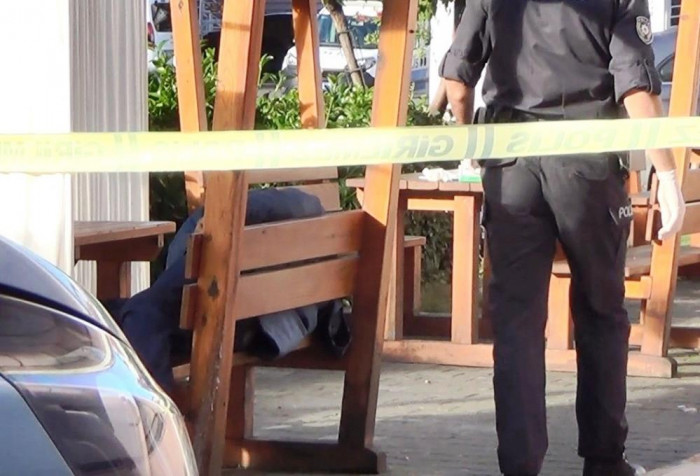 Ecel hastane bahçesindeki bankta yakaladı