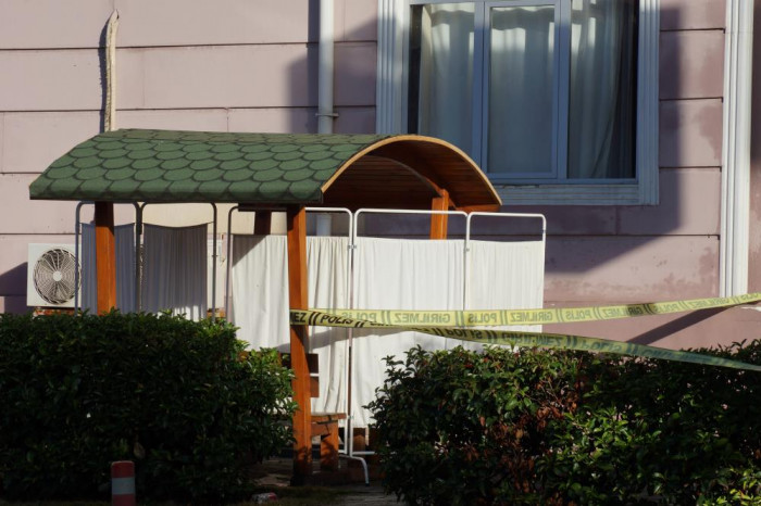 Ecel hastane bahçesindeki bankta yakaladı