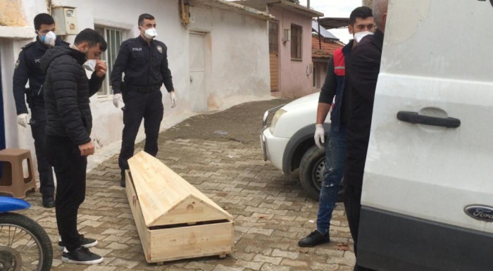Yaşlı adam evinde ölü bulundu