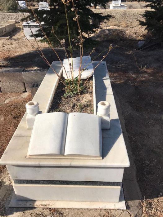 Mezar taşlarını kırıp kaçtılar