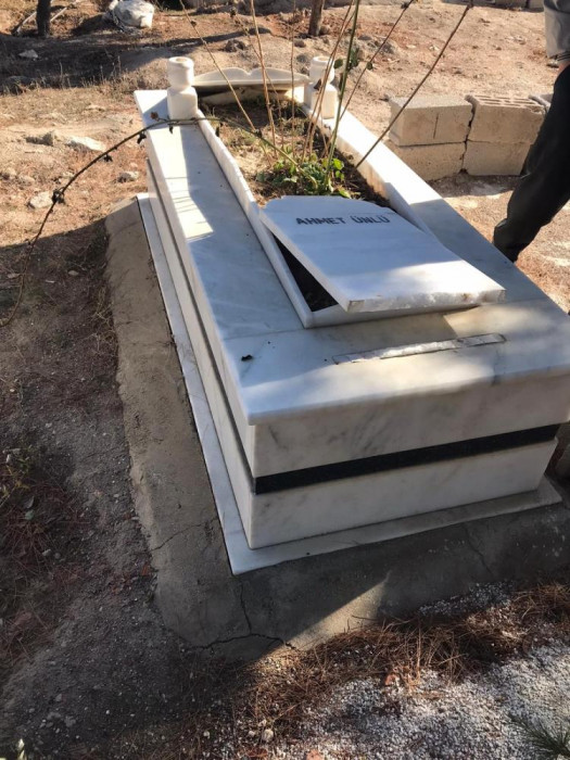 Mezar taşlarını kırıp kaçtılar