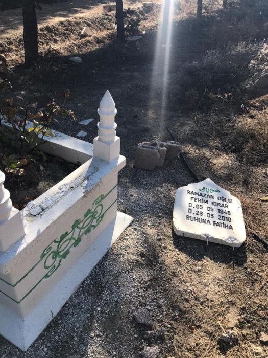 Mezar taşlarını kırıp kaçtılar