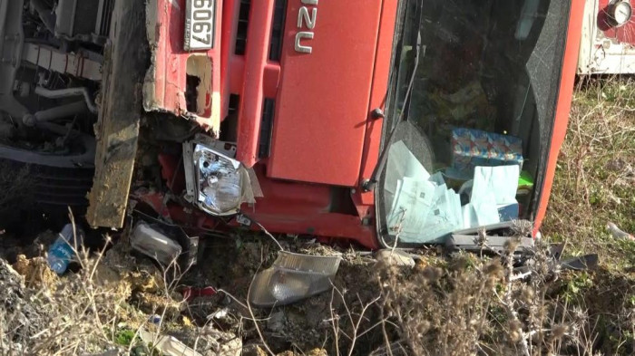 Kamyonet çayırlık alana devrildi: Sürücüyü emniyet kemeri kurtardı