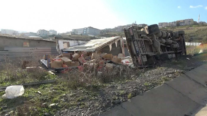 Kamyonet çayırlık alana devrildi: Sürücüyü emniyet kemeri kurtardı