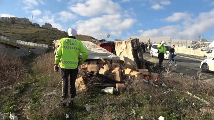 Kamyonet çayırlık alana devrildi: Sürücüyü emniyet kemeri kurtardı
