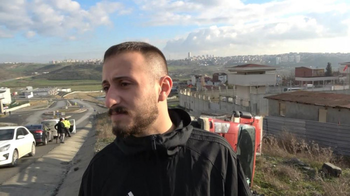 Kamyonet çayırlık alana devrildi: Sürücüyü emniyet kemeri kurtardı