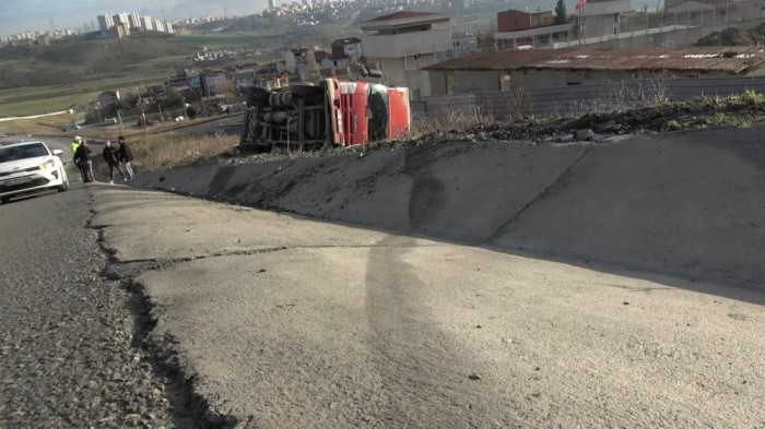 Kamyonet çayırlık alana devrildi: Sürücüyü emniyet kemeri kurtardı