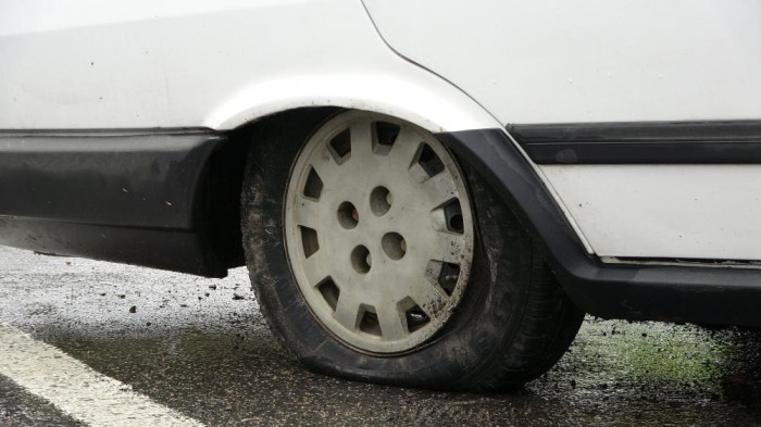 Patlayan lastik kazaya sebep oldu: 2 yaralı