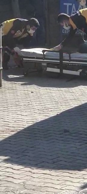 Şiddet gören kızını korumaya çalışırken canından oldu