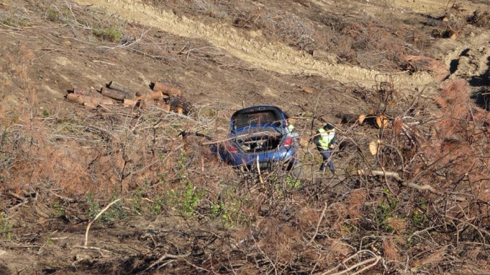Fotoğraf çekmek isterken son model aracından oldu