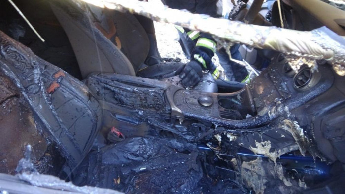 Fotoğraf çekmek isterken son model aracından oldu