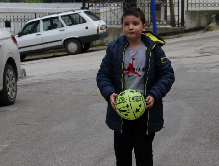 Köpek saldırısında ölümden dönen Mert: “Köpek görünce anne ve babamın arkasına saklanıyorum”