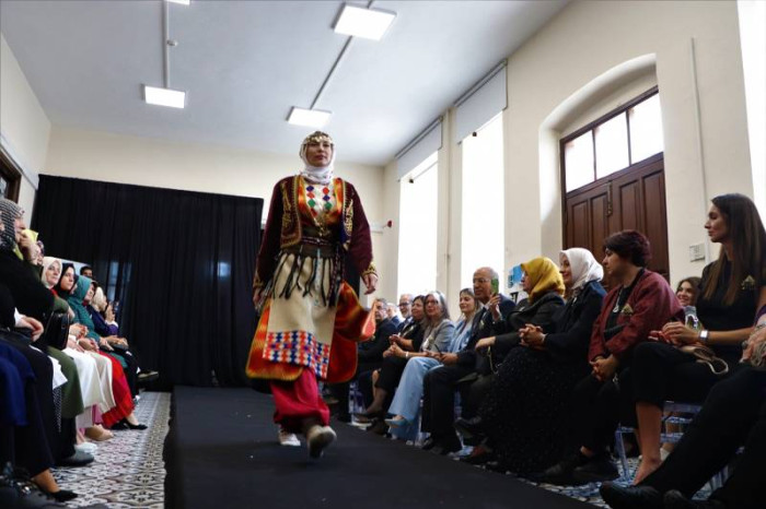 Osmanlı ve Selçuklu saray kıyafetleri bu defilede