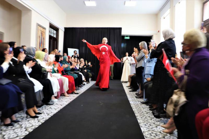 Osmanlı ve Selçuklu saray kıyafetleri bu defilede