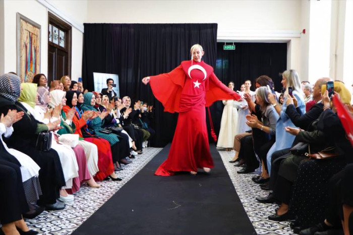 Osmanlı ve Selçuklu saray kıyafetleri bu defilede