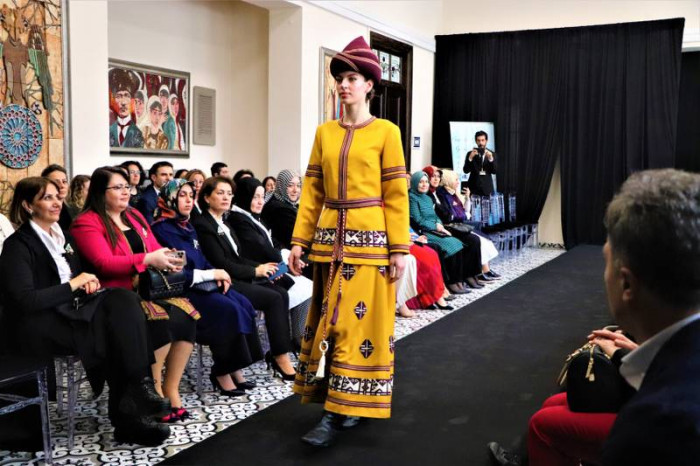 Osmanlı ve Selçuklu saray kıyafetleri bu defilede