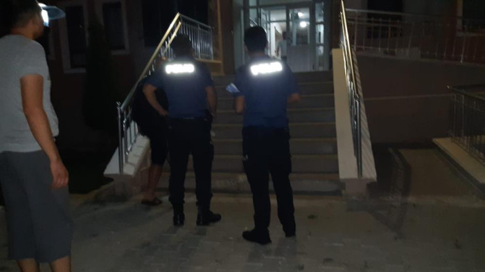 Kanlar içinde girdiği aparmandaki dairelerin zillerine basıp 'beni kurtarın' diye bağırdı