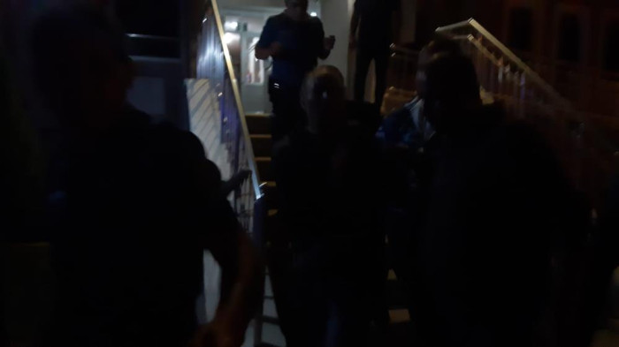 Kanlar içinde girdiği aparmandaki dairelerin zillerine basıp 'beni kurtarın' diye bağırdı