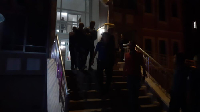 Kanlar içinde girdiği aparmandaki dairelerin zillerine basıp 'beni kurtarın' diye bağırdı