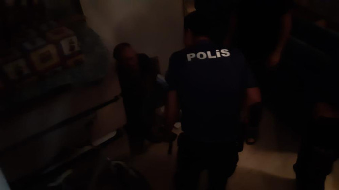 Kanlar içinde girdiği aparmandaki dairelerin zillerine basıp 'beni kurtarın' diye bağırdı